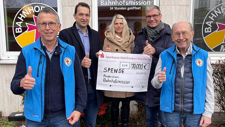 10 000 Euro für Mutmacher-Projekt gespendet: (im Bild)&nbsp;Michael Lindner-Jung (Einrichtungsleiter der Bahnhofsmission), Thomas Dittmeier (Geschäftsführer), Katrin Böse (Kundenberaterin, Mitglied im Förderverein), Oliver Guth (Prokurist), Helmut Fries (Vorsitzender Förderverein Bahnhofsmission).