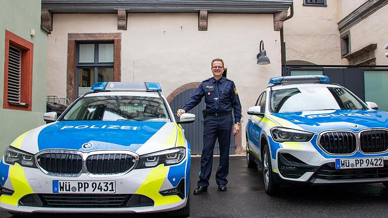Thomas Miebach im Hof der Karlstadter Dienststelle mit den beiden neuesten Polizeiwagen. Thomas Miebach im Hof der Karlstadter Dienststelle mit den beiden neuesten Polizeiwagen. 