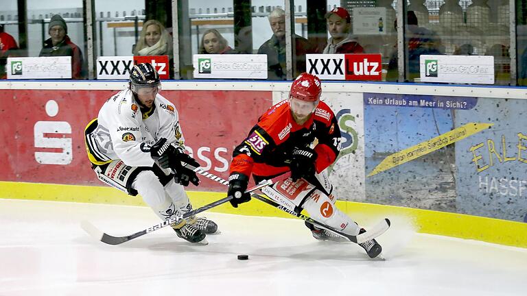 Jakub Sramek erzielte drei der vier Tore beim 4:2-Auftaktsieg der Haßfurter Hawks in Burgau am Freitagabend. Im Rückspiel am Sonntag können der Tscheche und seine Teamkollegen mit einem weiteren Erfolg den Einzug ins Play-Off-Finale bereits perfekt machen. Jakub Sramek erzielte drei der vier Tore beim 4:2-Auftaktsieg der Haßfurter Hawks in Burgau am Freitagabend. Im Rückspiel am Sonntag können der Tscheche und seine Teamkollegen mit einem weiteren Erfolg den Einzug ins Play-Off-Finale bereits perfekt machen.