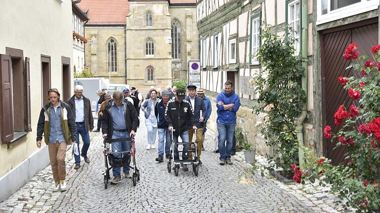 Fast nicht zu bewältigen ist das Pflaster in der Pfarrgasse, wie der Versuch mit einem Rollator und einem darauf liegenden Tischtennisball durch Gerhard Stößel (vorne) und Alfred Walk (hinten) zeigte. Fast nicht zu bewältigen ist das Pflaster in der Pfarrgasse, wie der Versuch mit einem Rollator und einem darauf liegenden Tischtennisball durch Gerhard Stößel (vorne) und Alfred Walk (hinten) zeigte.