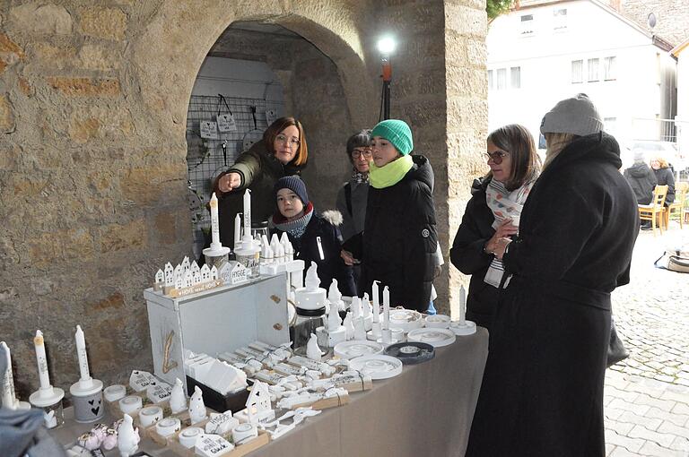 Im Rhöner Kreativkeller konnten die Besucher des Kunsthandwerkermarktes passende Weihnachtsgeschenke finden. Im Rhöner Kreativkeller konnten die Besucher des Kunsthandwerkermarktes passende Weihnachtsgeschenke finden.