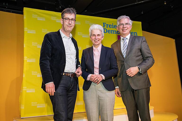 Nach der Rede der FDP-Politikerin auf der Bühne im Chambinzky (von links): Würzburgs Oberbürgermeister Christian Schuchardt, Marie-Agnes Strack-Zimmermann und der FDP-Kreisvorsitzende Andrew Ullmann. Nach der Rede der FDP-Politikerin auf der Bühne im Chambinzky (von links): Würzburgs Oberbürgermeister Christian Schuchardt, Marie-Agnes Strack-Zimmermann und der FDP-Kreisvorsitzende Andrew Ullmann. 