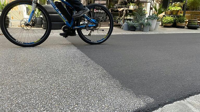Durch Abschleifen wie auf der Probefläche links lässt sich der Asphalt in der Schweinfurter Rückertstraße deutlich aufhellen. Das soll zeitnah geschehen, um das Problem mit dem zu dunklen Asphalt zu lösen. Durch Abschleifen wie auf der Probefläche links lässt sich der Asphalt in der Schweinfurter Rückertstraße deutlich aufhellen. Das soll zeitnah geschehen, um das Problem mit dem zu dunklen Asphalt zu lösen.