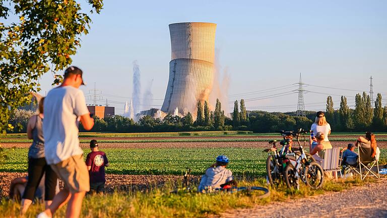 Die Sprengung der Kühltürme des stillgelegten Atomkraftwerks Grafenrheinfeld lockte Tausende Zuschauerinnen und Zuschauer an den Rand des Sperrgebiets.