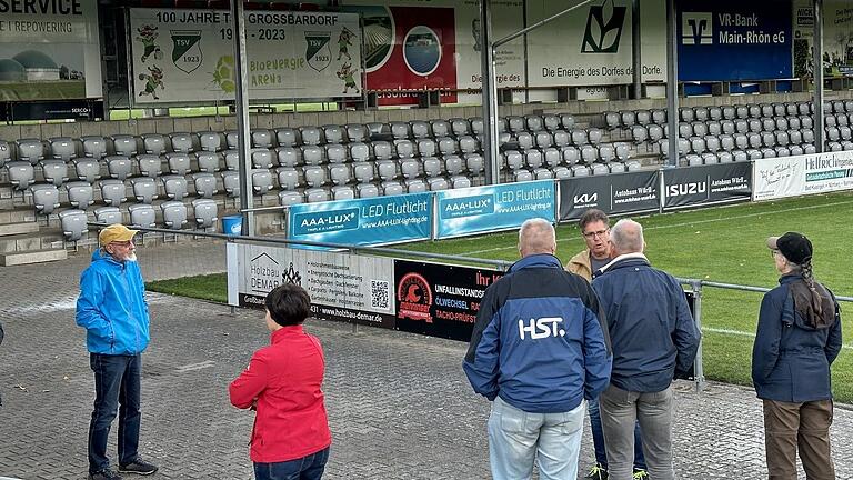 Bei der Rundfahrt ging es zur großen Sportanlage des TSV Großbardorf. Hier ist die Überdachung der Besuchertribühne mit einer Photovoltaikanlage ausgestattet. Bei der Rundfahrt ging es zur großen Sportanlage des TSV Großbardorf. Hier ist die Überdachung der Besuchertribühne mit einer Photovoltaikanlage ausgestattet.