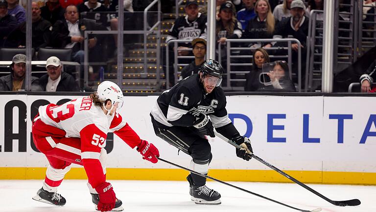 Los Angeles Kings - Detroit Red Wings       -  Hat im Herbst seinen ersten richtig großen Vertrag unterschrieben: Moritz Seider (links).