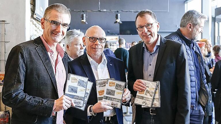 Premierenfeier am Sonntag im Central-Kino (von links): Main-Post Redakteur Andreas Jungbauer, Rainer Schlereth, Main-Post-Verantwortlicher für den Shop-Bereich, und Produzent Bernd Nebeling  präsentieren Teil zwei der Würzburg-DVD.