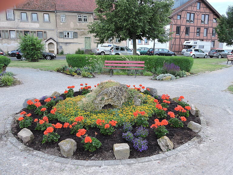 Schön fürs Auge und für alle: In Zellingen (Lkr. Main-Spessart) hat der Obst- und Gartenbauverein Zellingen vor dem vergangenen Sommer die Mainlände erblühen lassen.&nbsp;