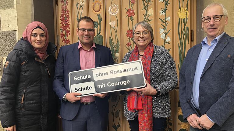 Der Pestalozzi-Schule wurde der Titel 'Schule ohne Rassismus - Schule mit Courage' verliehen. Darüber freuten sich (von links) Landeskoordinatorin Zehranur Manzak, Projekt-Pate Lars Raukamp, Schulleiterin Gisela Bandalat und Thomas Beschorner Personalrat für Förderschulen bei der Regierung von Unterfranken.&nbsp;&nbsp;