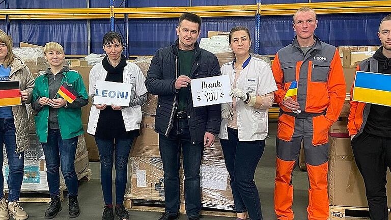 Viele Tonnen Sachspenden, viel Geld, um Hilfsgüter zu kaufen: Die Solidarität der Leoni-Mitarbeiter und des Unternehmens für die Kollegen in den beiden Werken in der West-Ukraine ist groß. Das Ukraine-Team bedankte sich bei allen Helfern, nicht nur im Namen der Mitarbeiter und ihrer Angehörigen, sondern auch im Namen der Gemeinden Kolomyja und Stryj, in denen Leoni Werke hat. Fotos: Leoni