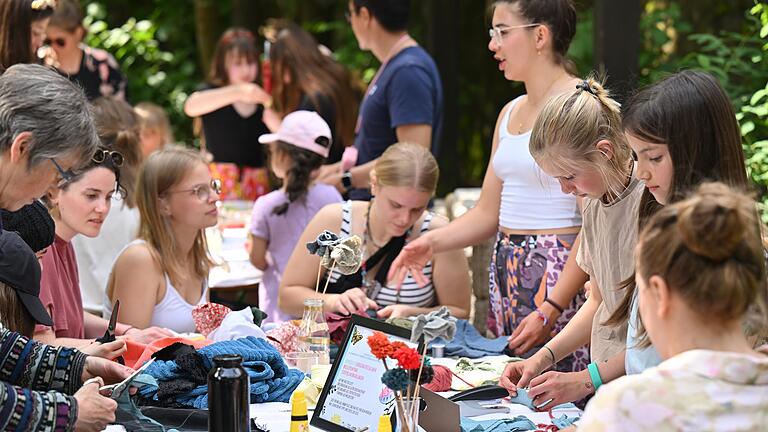 Beim Kreativ- und Designmarkt des 'Fair liebt Kunst-Festival' konnten die Besucherinnen und Besucher bei verschiedenen Workshops selbst aktiv werden: Hier wurden bunte Wimpelketten gebastelt. Beim Kreativ- und Designmarkt des 'Fair liebt Kunst-Festival' konnten die Besucherinnen und Besucher bei verschiedenen Workshops selbst aktiv werden: Hier wurden bunte Wimpelketten gebastelt.