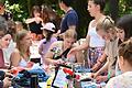 Beim Kreativ- und Designmarkt des 'Fair liebt Kunst-Festival' konnten die Besucherinnen und Besucher bei verschiedenen Workshops selbst aktiv werden: Hier wurden bunte Wimpelketten gebastelt.