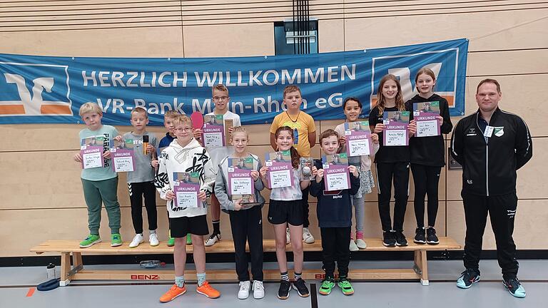 Das Bild zeigt die Erst- und Zweitplatzierten mit dem Tischtennis-Spartenleiter des TSV Großbardorf, Andreas Schlembach.
