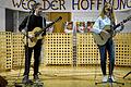 Mit einem bewegenden und berührenden Benefizkonzert für Kinder in Kolumbien spielten sich Suzan Baker und Dennis Lüddicke in die Herzen der vielen Zuhörer im Pfarrsaal von Pfarrweisach.