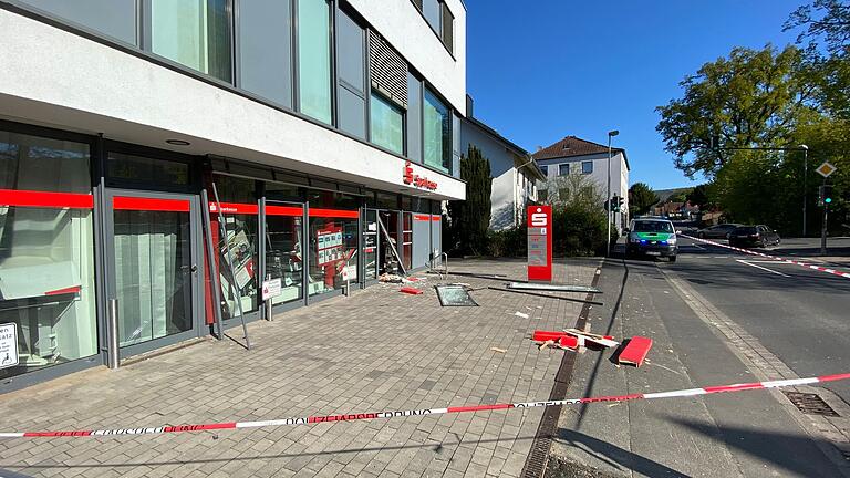 Der Tatort der Geldautomatensprengung in Sendelbach am Dienstagmorgen, bevor das Landeskriminalamt den Tatort untersuchte.