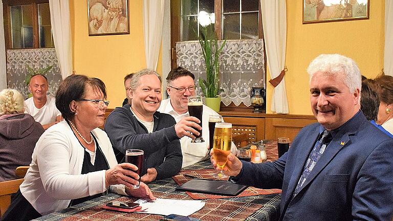 Wahlparty der AfD in Schwarzach mit Landtagskandidat Christian Klingen (rechts). Der Markt Einersheim musste am Ende doch noch einmal zittern. Wahlparty der AfD in Schwarzach mit Landtagskandidat Christian Klingen (rechts). Der Markt Einersheim musste am Ende doch noch einmal zittern.