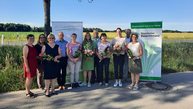 Bezirksbäuerin Maria Hoßmann, Birgit Mayer-Bedenk, Sigrid Hammer, GF Klaus Pieroth, Simone Rumpel, Kreisbäuerin Barbara Göpfert, Kreisobmann Michael Reck, Inge Mahlmeister, Stv. Kreisbäuerin Nadine Stahl, Dir. Wilhelm Böhmer, Anneliese Götz. Bezirksbäuerin Maria Hoßmann, Birgit Mayer-Bedenk, Sigrid Hammer, GF Klaus Pieroth, Simone Rumpel, Kreisbäuerin Barbara Göpfert, Kreisobmann Michael Reck, Inge Mahlmeister, Stv. Kreisbäuerin Nadine Stahl, Dir. Wilhelm Böhmer, Anneliese Götz.