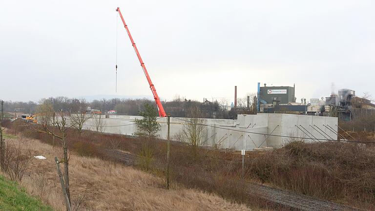 Die Baustelle unterhalb der Kitzinger Nordtangente mit den großen Betonfundamenten. Im Hintergrund das Werk von Franken Guss.