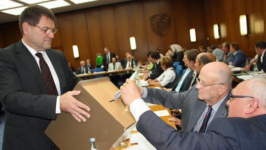 Gedränge bei der Stimmabgabe: Stefan Seufert (links) sammelte unter anderem die Stimmzettel der beiden altgedienten Kreisräte (von rechts) Siegfried Erhard und Walter Gutmann ein. Foto: Ralf Ruppert       -  Gedränge bei der Stimmabgabe: Stefan Seufert (links) sammelte unter anderem die Stimmzettel der beiden altgedienten Kreisräte (von rechts) Siegfried Erhard und Walter Gutmann ein. Foto: Ralf Ruppert