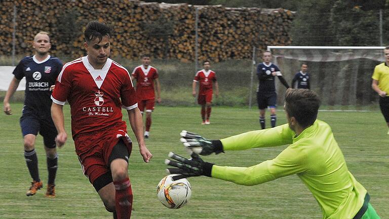 Castell-Wiesenbronns Torjäger Tobias Gnebner (rotes Trikot) in seinem Element. Er umkurvt Abtswinds Keeper Jan Wurlitzer und vollendet zur 2:1-Führung.