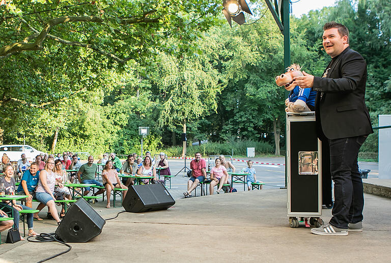 Bauchredner Sebastian Reich beim 'Volkacher Kabarett Sommer', einem seiner wenigen Auftritte im Jahr 2020. Bauchredner Sebastian Reich beim 'Volkacher Kabarett Sommer', einem seiner wenigen Auftritte im Jahr 2020. 