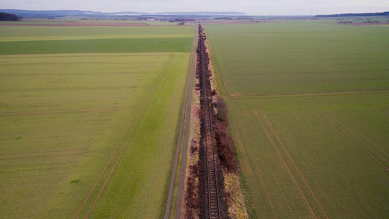 Die Trasse der Steigerwaldbahn bei Lülsfeld in Richtung Süden. Im Hintergrund ist der Schwanberg zu sehen.