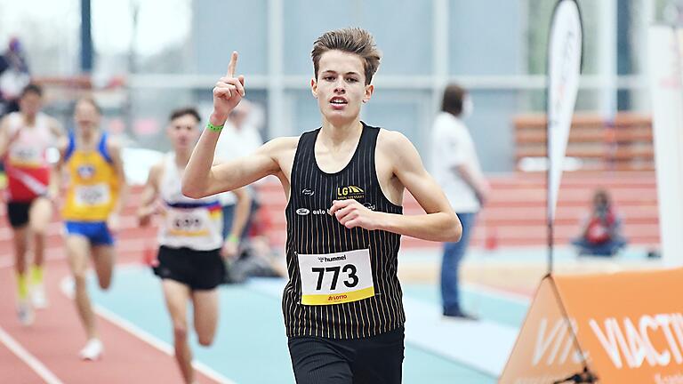 Süddeutscher Meister über 1500 Meter: David Scheller aus Reichenberg läuft bei der Leichtathletik-Hallenmeisterschaft in Frankfurt Anfang Februar mit großem Vorsprung vor dem Zweitplatzierten ins Ziel ein.