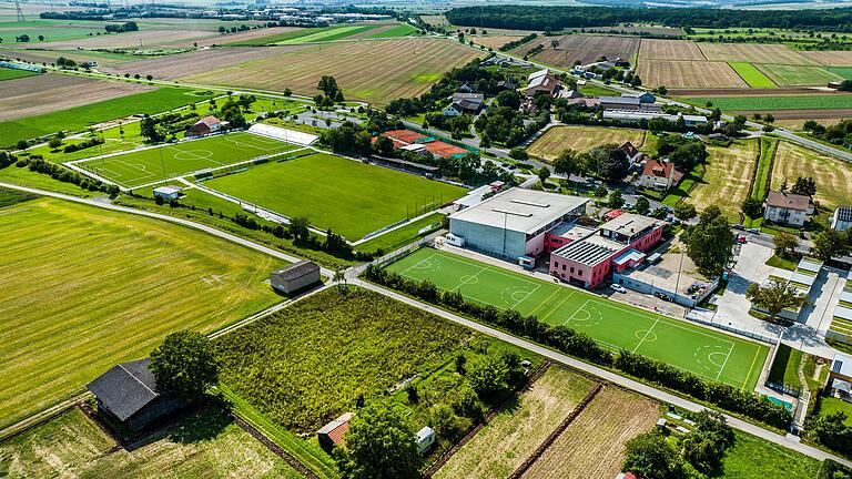 Das Gelände des TSV Bergrheinfeld mit Halle, Sportplätzen, Fußballspielfeldern und Tennisplätzen.