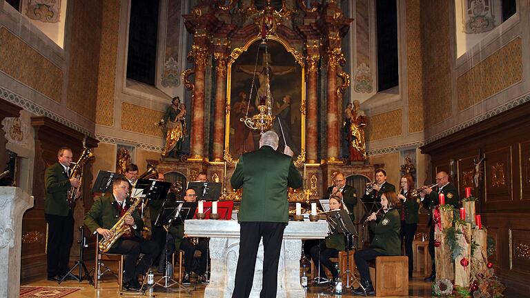 Zum Auftakt des weihnachtlichen Konzertes spielte die Musikkapelle Gerlachsheim unter der Leitung von Bernhard Stolz das Lied 'Tochter Zion' von Georg Friedrich Händel