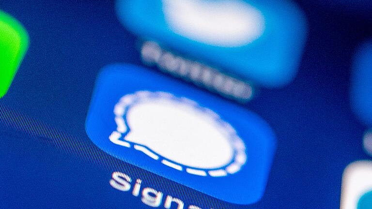 Signal-Messenger auf einem Smartphone       -  &bdquo;Hand heben&rdquo;-Geste und Emoji-Reaktionen: Mit der neuesten Version können Nutzerinnen und Nutzer von Signal etwas Ordnung in Video-Calls bringen.