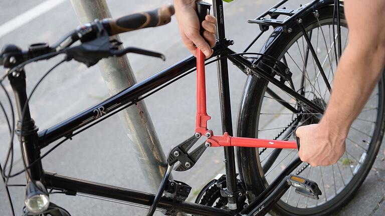 Fahrraddiebstahl - Nur eben schnell abgestellt - und zack, kann das Fahrrad weg sein. Laut den Versicherern haben Diebe ihre Strategie verändert. (Symbolbild) Fahrraddiebstahl - Nur eben schnell abgestellt - und zack, kann das Fahrrad weg sein. Laut den Versicherern haben Diebe ihre Strategie verändert. (Symbolbild)