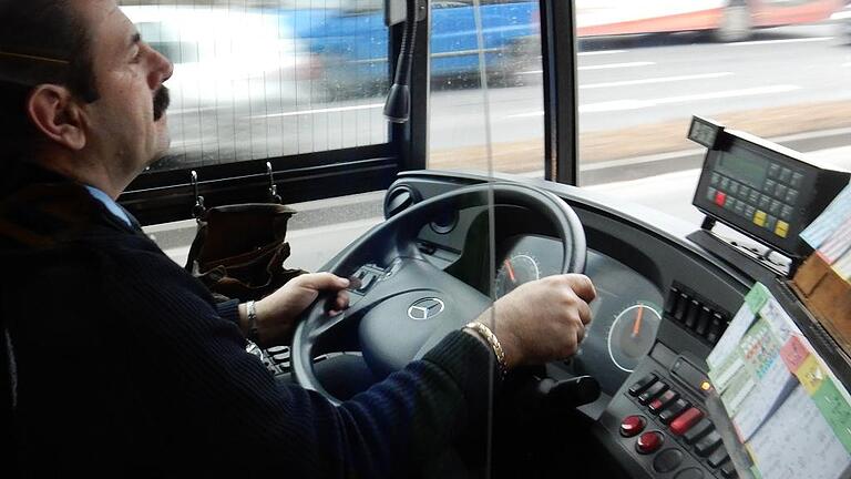 Einen Sprung in die Jetztzeit erwartet den Stadtbusbenutzer, der bislang die Fahrausweise aus Papier kauft. Für Fahrer Arthur Schlath ist weniger Stress angesagt.