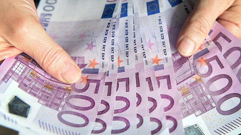 500-Euro-Scheine       -  Geld wie Heu: Reiche Menschen im Land tauchen immer wieder in sogenannten Rankings auf. Doch diese Listen der Reichen sind umstritten.