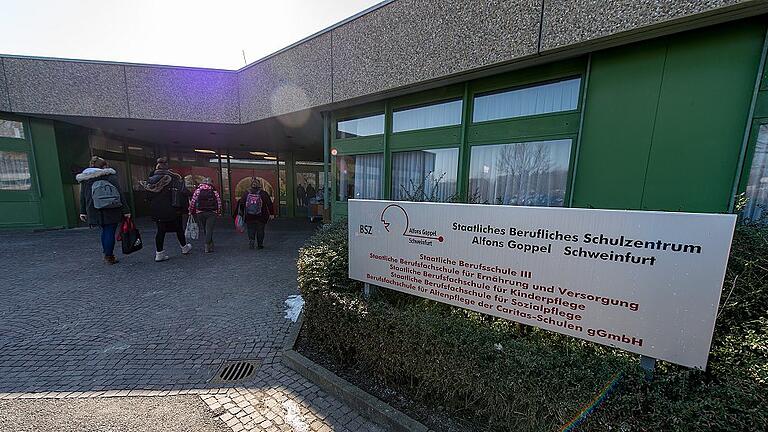 Finanziell will der Landkreis Schweinfurt in den nächsten Jahren Luft holen, um Geld zu haben für den Neubau des Berufsschulzentrums Alfons Goppel. Darüber herrschte am Donnerstag bei der Verabschiedung des Haushalts im Kreistag Einmütigkeit.