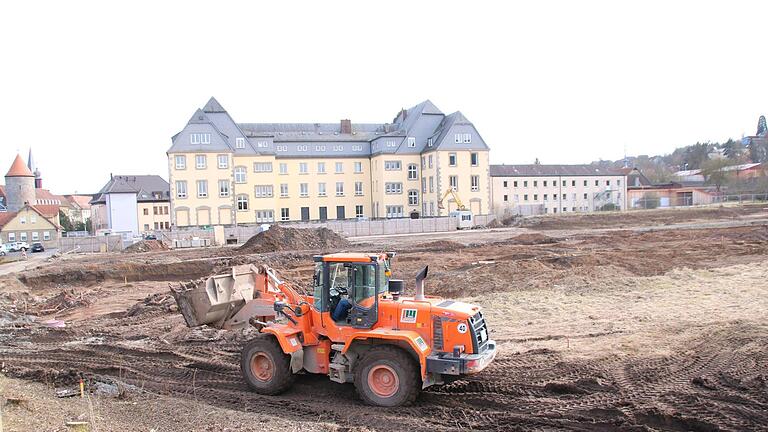 Nachdem die archäologischen Arbeiten beendet sind, beginnt nun das Ausbaggern der Baugrube für das neue BBZ. Die unteren Schichten des Erdaushubs werden zwischengelagert. Thomas Malz       -  Nachdem die archäologischen Arbeiten beendet sind, beginnt nun das Ausbaggern der Baugrube für das neue BBZ. Die unteren Schichten des Erdaushubs werden zwischengelagert. Thomas Malz