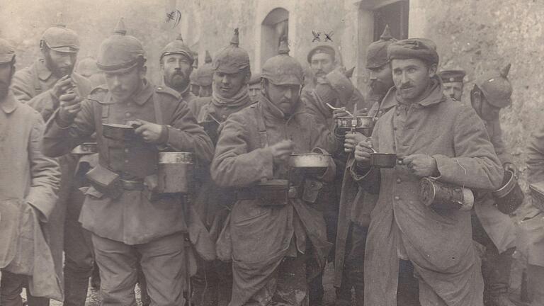 Georg Lang aus Ochsenfurt (im Bild hinten rechts, mit zwei Kreuzen gekennzeichnet) beim Essenfassen an der Westfront. Wenige Monate nach Ausbruch des Ersten Weltkriegs wurde der zweifache Familienvater durch Granatsplitter getötet.