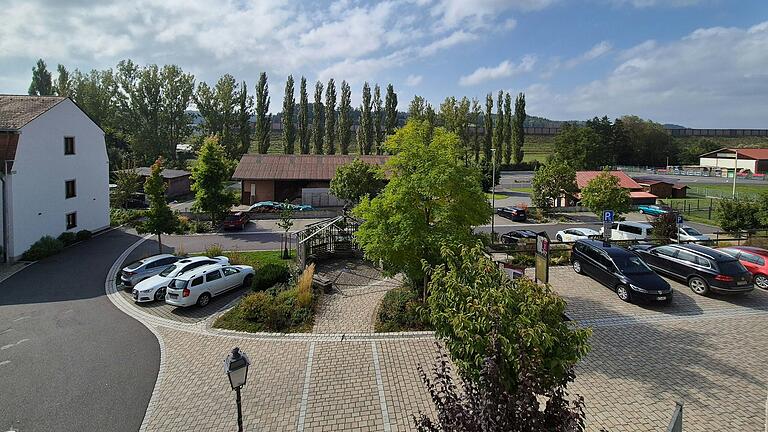 Der Parkplatz unterhalb des Rathauses in Geiselwind soll dieses Jahr nicht nur zur Kirchweih-Party der Jugend genutzt werden.  Auch der Weihnachtsmarkt soll dort stattfinden.