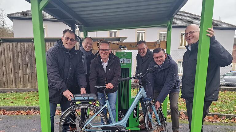 Hält das Werkzeug, was es verspricht? Die Bürgermeister probieren die neue Fahrrad-Servicestation aus. Das Bild zeugt von links: Florian Atzmüller (Bürgermeister Wartmannsroth), Johannes Krumm (Bürgermeister Elfershausen), Mario Götz (Bürgermeister Oberthulba), Thomas Hack (Bürgermeister Aura), Armin Warmuth (Vorsitzender Frankens Saalestück & Erster Bürgermeister Hammelburg) Dr. Dirk Vogel (Oberbürgermeister Bad Kissingen).       -  Hält das Werkzeug, was es verspricht? Die Bürgermeister probieren die neue Fahrrad-Servicestation aus. Das Bild zeugt von links: Florian Atzmüller (Bürgermeister Wartmannsroth), Johannes Krumm (Bürgermeister Elfershausen), Mario Götz (Bürgermeister Oberthulba), Thomas Hack (Bürgermeister Aura), Armin Warmuth (Vorsitzender Frankens Saalestück & Erster Bürgermeister Hammelburg) Dr. Dirk Vogel (Oberbürgermeister Bad Kissingen).