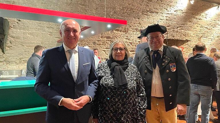 Am vergangenen Donnerstagabend lud Bürgermeister Helmut Krämer (von links) gemeinsam mit seiner Frau Karin Krämer und dem zweiten Bürgermeister Hermann Eidel zum traditionellen Neujahrsempfang in den Kartoffelkeller in Giebelstadt ein. Am vergangenen Donnerstagabend lud Bürgermeister Helmut Krämer (von links) gemeinsam mit seiner Frau Karin Krämer und dem zweiten Bürgermeister Hermann Eidel zum traditionellen Neujahrsempfang in den Kartoffelkeller in Giebelstadt ein.