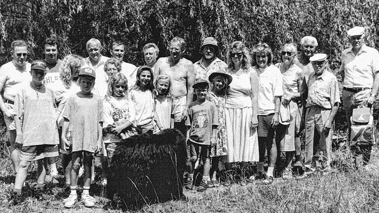 Juli 1994 Wanderung zum Stöckacher See: Jung und Alt waren damals schon gemeinsam unterwegs und sind es auch heute noch im Friesenhäuser Haßbergverein. Juli 1994 Wanderung zum Stöckacher See: Jung und Alt waren damals schon gemeinsam unterwegs und sind es auch heute noch im Friesenhäuser Haßbergverein.