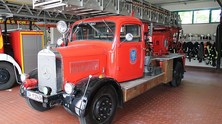 Der Oldtimer im Bild aus dem Jahr 1943 gehört der Schweinfurter Feuerwehr und war schon beim Rathausbrand 1959 im Einsatz.