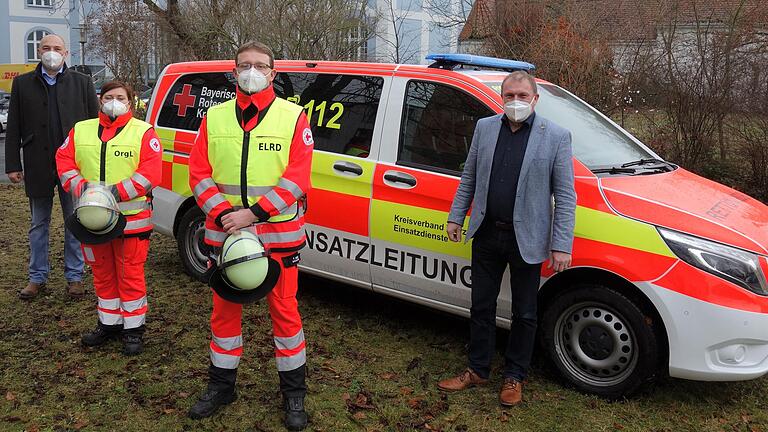 BRK-Kreisvorsitzender Thomas Eberth (rechts) hat Notfallsanitäter Peter Reuß (Zweiter von rechts) zum Einsatzleiter Rettungsdienst für Stadt und Landkreis Würzburg bestellt. Notfallsanitäterin Simone Malina (Zweite von links) wurde vom Zweckverband für Rettungsdienst und Feuerwehralarmierung zur Organisatorischen Leiterin Rettungsdienst bestellt. Mit im Bild BRK Rettungsdienstleiter Jens-Uwe Greiner (links).