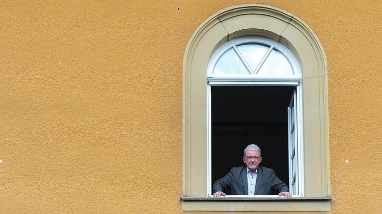 Rektor Günther Leo Redolfi kurz vor seinem letzten Schultag am 4. August. Bis dahin gab es noch ein paar Aufgaben zu erledigen. Danach wird er die Schule wohl eher von außen sehen, oder als Gast auf einen Plausch vorbeikommen. Auch darauf freut er sich.