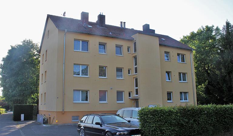 Vier der sechs Wohnungen in dem Haus am Mühlenweg in Wiesentheid gehören der Gemeinde und bleiben auch künftig im Besitz des Marktes. Vier der sechs Wohnungen in dem Haus am Mühlenweg in Wiesentheid gehören der Gemeinde und bleiben auch künftig im Besitz des Marktes.
