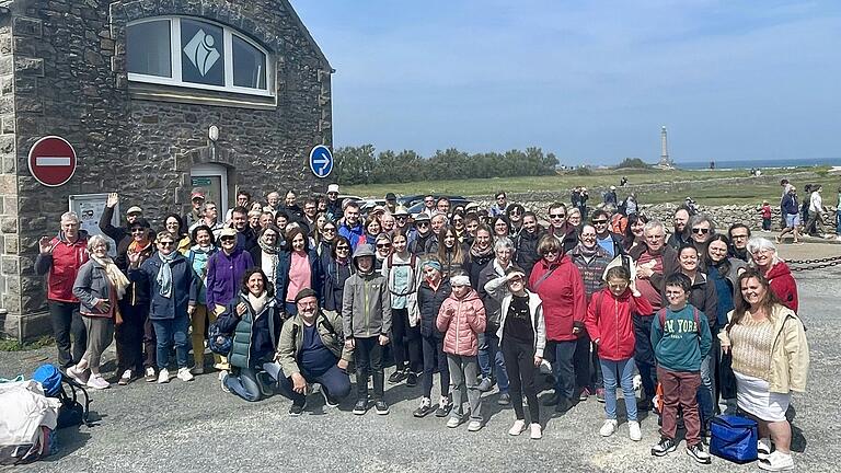 Mit den Freunden aus Bernières-sur-Mer vor dem Leuchtturm von Goury im Nordwesten der Normandie