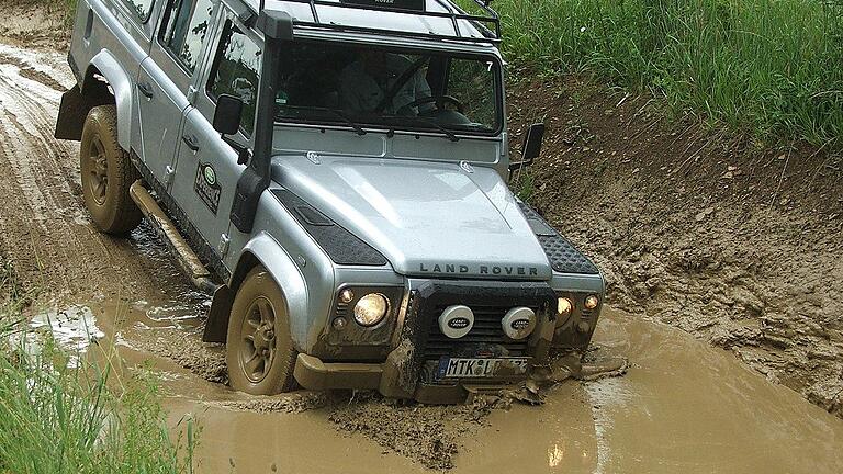 Off-Road-Messe       -  Land Rover gehört zu den größten Anbietern bei der Abenteuer & Allrad in Bad Kissingen. 2018 wartet die Firma bei der Messe mit einem Weltrekord-Versuch auf.