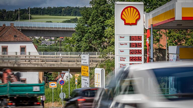 Blick auf die Preistafel an einer Veitshöchheimer Tankstelle am Dienstag: Die Preise bleiben hoch. Blick auf die Preistafel an einer Veitshöchheimer Tankstelle am Dienstag: Die Preise bleiben hoch.