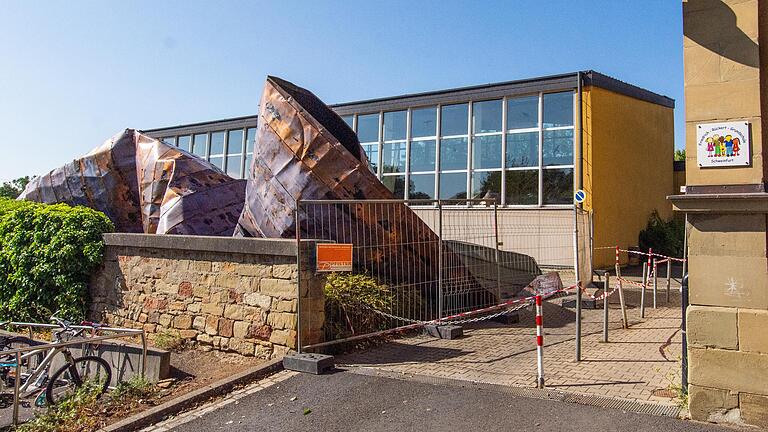 Im Sommer wurde bei einem heftigen Unwetter das Dach der Turnhalle der Friedrich-Rückert-Grundschule abgedeckt. Der Schaden am Dach ist repariert, die Halle aber derzeit nicht nutzbar, weil der Hallenboden neu gemacht werden muss.