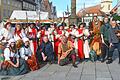 Bürgermeister Michael Werner (hinten, Vierter von links), der Geschäftsführer des Tourismus und Stadtmarketing,&nbsp; Horst Mikliss, sowie Mittelaltermarkt Organisator Marco Boche (beide vorne in der Mitte) mit Gefolge bei der offiziellen Eröffnung des Mittelaltermarktes im Herzen der Stadt.