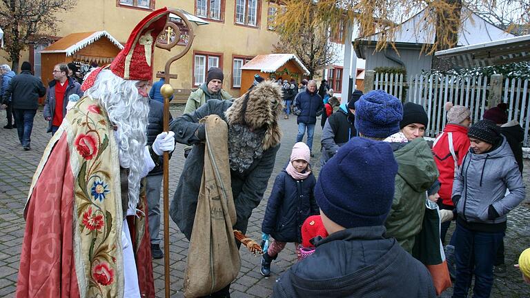 Bei den Kindern sehr beliebt - Sankt Nikolaus gibt mit vollen Händen. Bei den Kindern sehr beliebt - Sankt Nikolaus gibt mit vollen Händen.